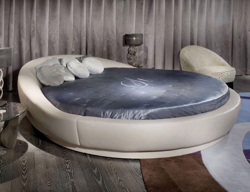 Round Trip modern Italian bed with beige leather